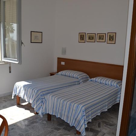 Albergo Quaglia ロゼート・デッリ・アブルッツィ エクステリア 写真
