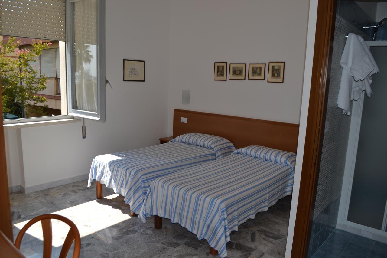 Albergo Quaglia ロゼート・デッリ・アブルッツィ エクステリア 写真